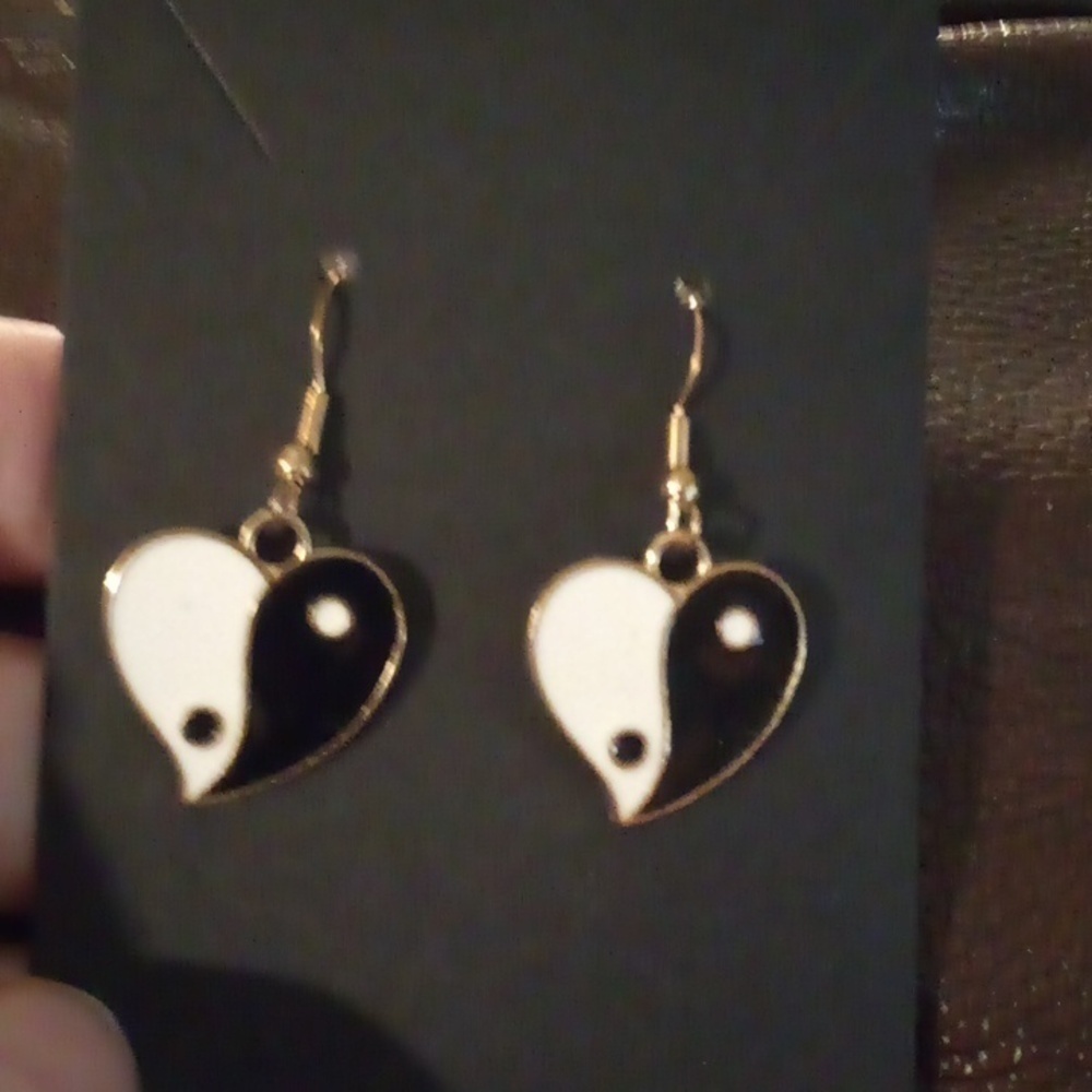 NWOT - A Pair Of Black & Gold yin yang Heart Style Earrings